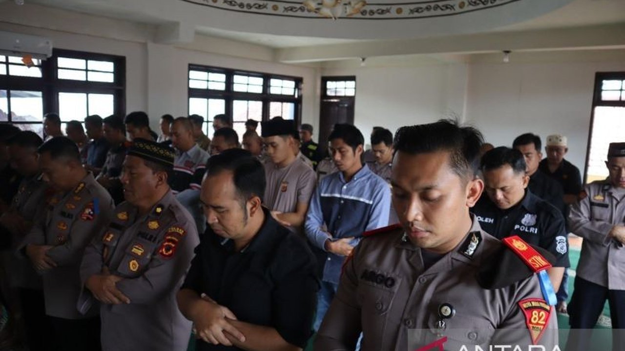Lembaga Kajian Strategis Kepolisian Indonesia (Lemkapi) meminta TNI dan Polri tetap solid pasca tewasnya tiga polisi di Lampung akibat penembakan yang diduga dilakukan oknum TNI, dan mendesak agar kasus ini diusut tuntas.