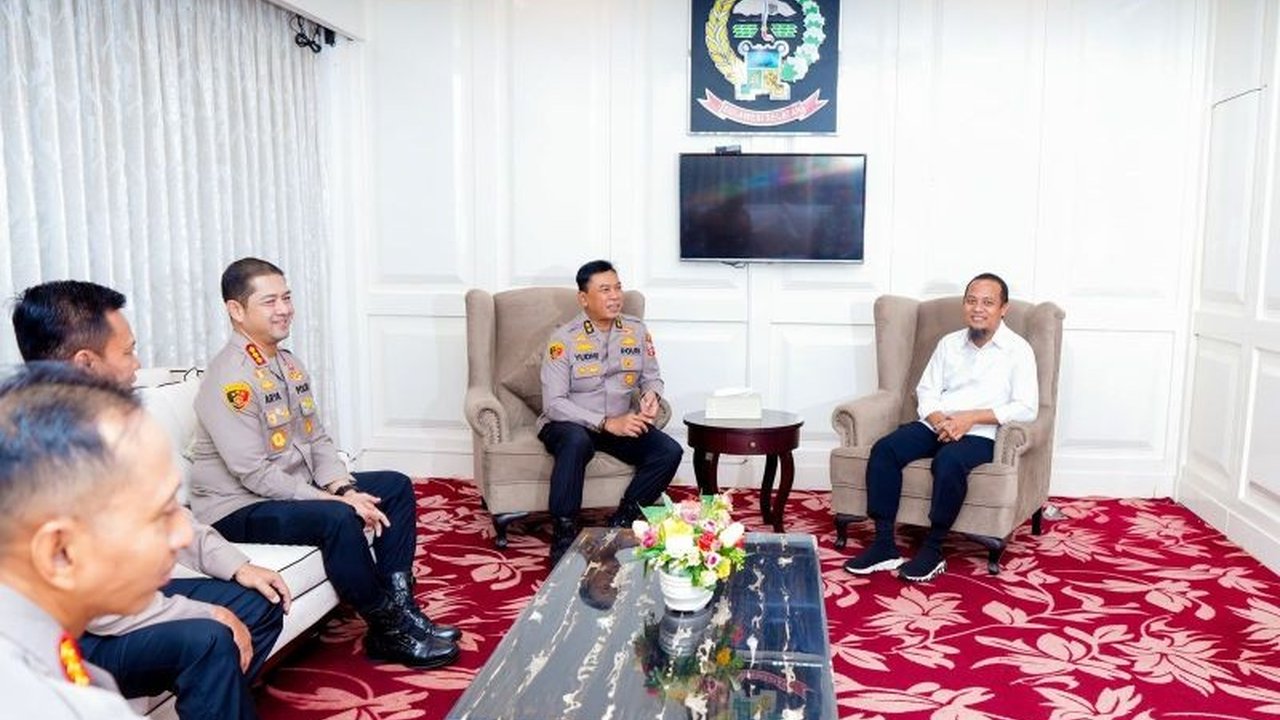 Irjen Pol Yudhiawan, Kapolda Sulsel, pamit kepada Gubernur Andi Sudirman Sulaiman sebelum dimutasi ke Mabes Polri, meninggalkan kesan positif atas dedikasi dan kolaborasi yang baik selama bertugas.