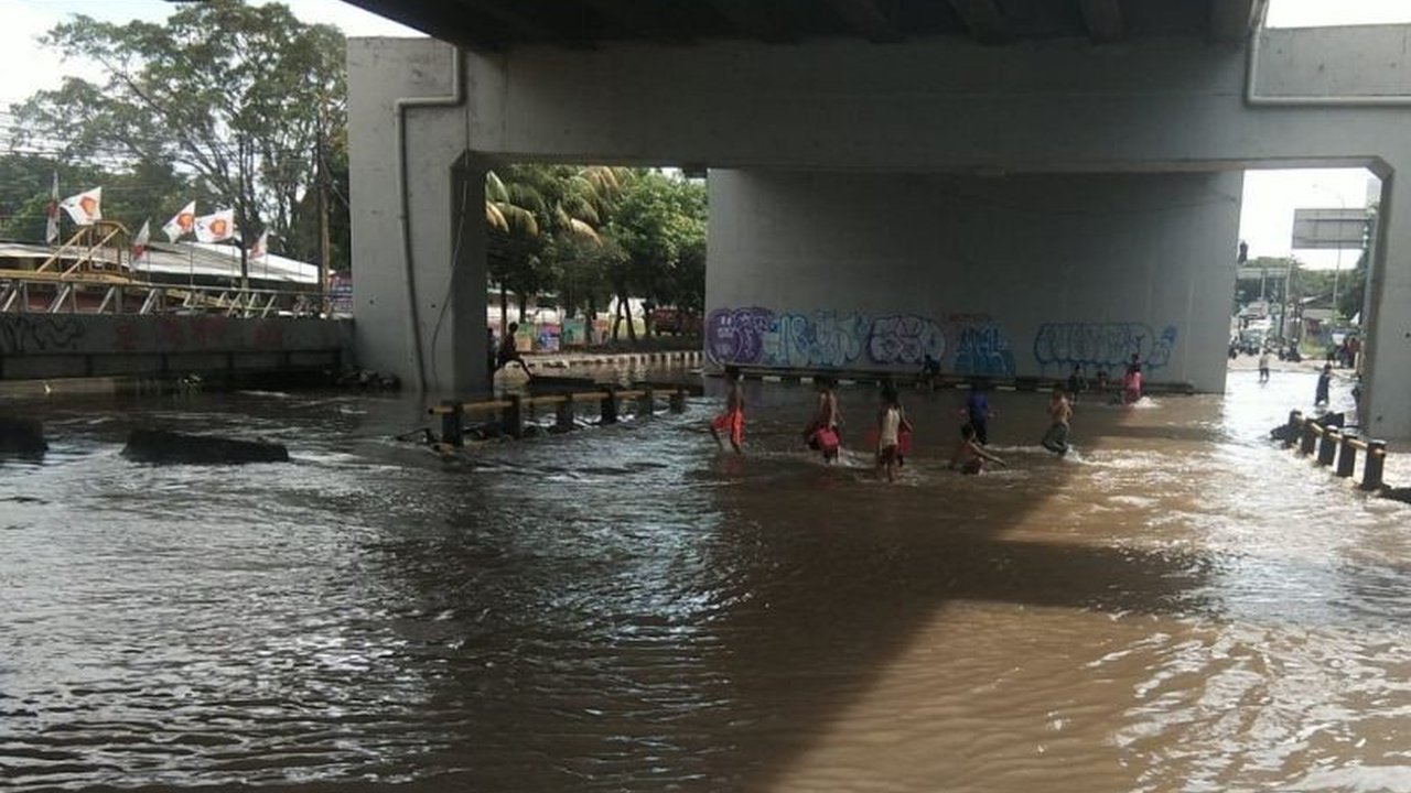 BPBD Kota Tangerang mengimbau masyarakat meningkatkan kewaspadaan bencana hidrometeorologi seiring perpanjangan status siaga darurat hingga April 2025,  mengingat potensi hujan lebat.