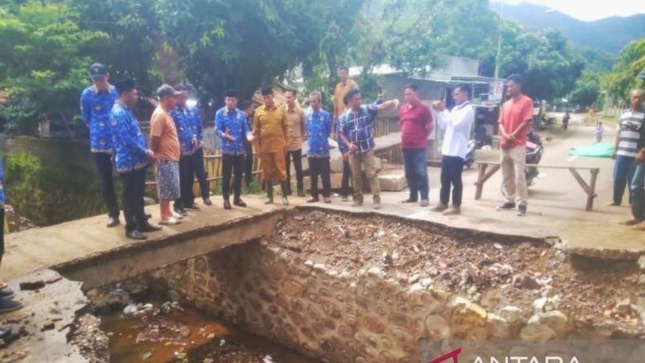 Bupati Dompu, Bambang Firdaus, segera perintahkan perbaikan jembatan Dorebara yang rusak diterjang banjir, demi mengembalikan aktivitas warga.