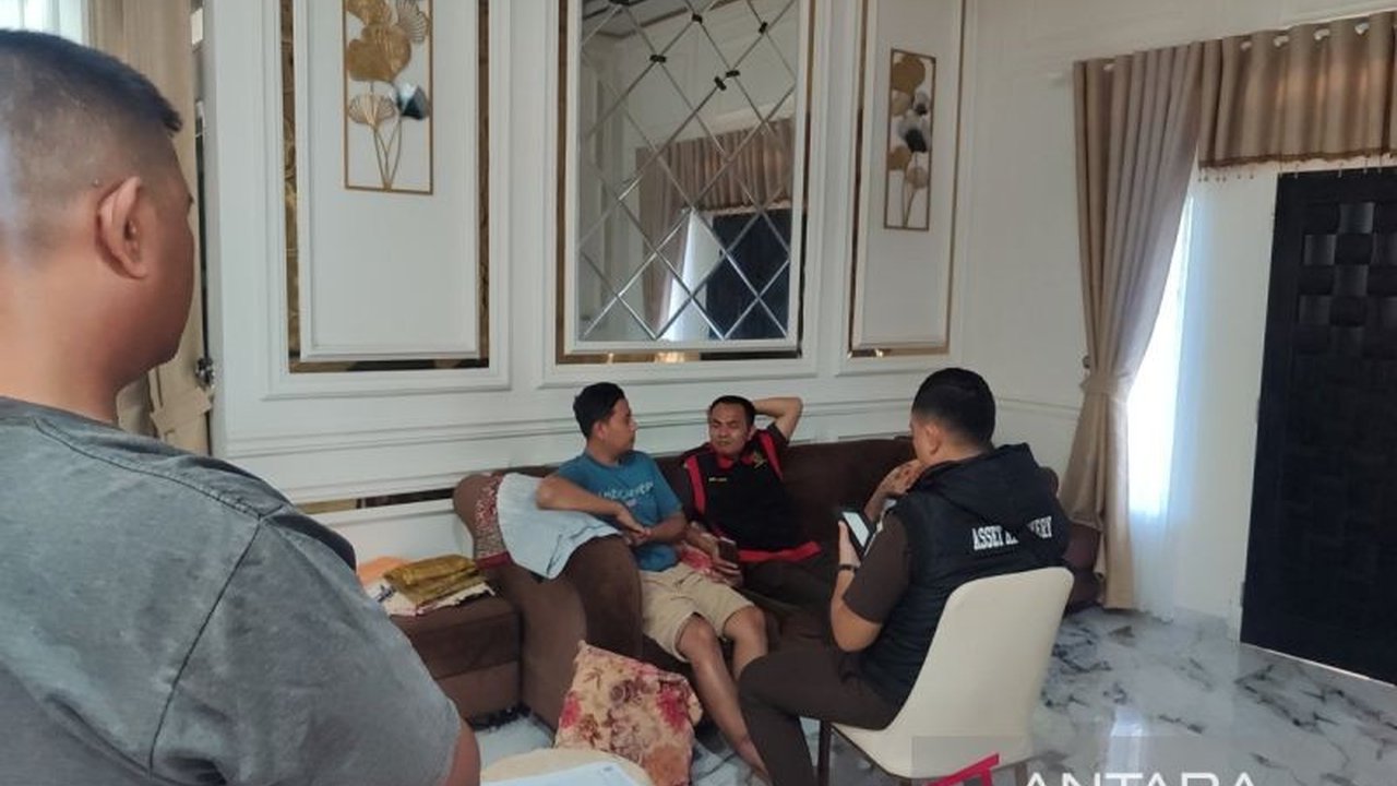 Penggeledahan dua rumah pegawai Bank BUMD di Bengkulu oleh Kejari Bengkulu terkait dugaan korupsi mengungkap sejumlah barang bukti penting, termasuk berkas, handphone, dan laptop.