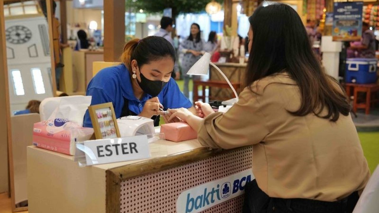 BCA memberdayakan penyandang disabilitas melalui pelatihan tata rias dan nail art, membuka peluang ekonomi dan berkontribusi pada SDGs Indonesia.