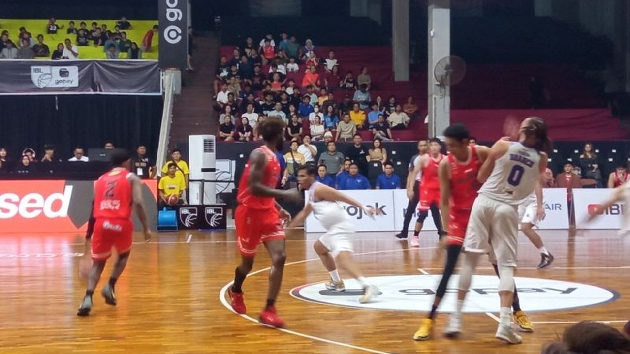 Tangerang Hawks berhasil meraih kemenangan dramatis atas Rajawali Medan dengan skor 80-74 pada laga pekan ke-12 IBL 2024 di Medan, Rabu malam.