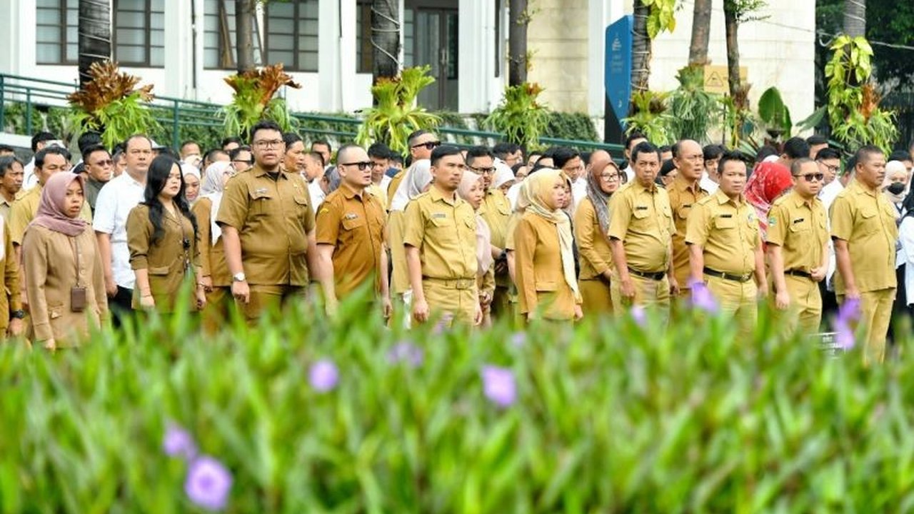 Pemerintah Provinsi Jawa Barat menerapkan kebijakan Work From Anywhere (WFA) bagi ASN selama libur Lebaran 2025 untuk mengantisipasi lonjakan mobilitas masyarakat, dengan pengajuan melalui aplikasi K-Mob.