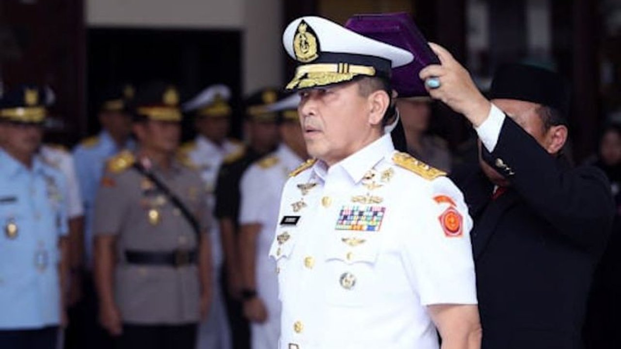 Laksda TNI Edwin Rajo Mangkuto resmi dilantik sebagai Wakil Gubernur Lembaga Ketahanan Nasional (Lemhannas) dan berkomitmen memperkuat kurikulum keamanan maritim serta kepemimpinan nasional.