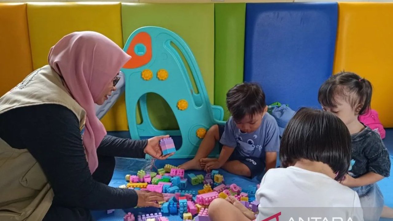 Pemerintah Provinsi DKI Jakarta menambah satu fasilitas pengasuhan anak di Kebon Bawang, Jakarta Utara, untuk keluarga miskin yang terdaftar dalam DTKS dan berpenghasilan di bawah UMP.