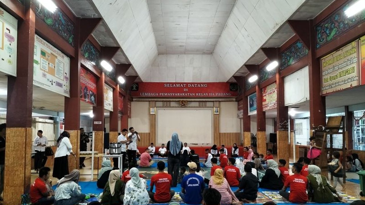 Narapidana Lapas Padang menikmati buka puasa bersama keluarga, mempererat silaturahmi dan menciptakan suasana kekeluargaan yang hangat di tengah masa hukuman.