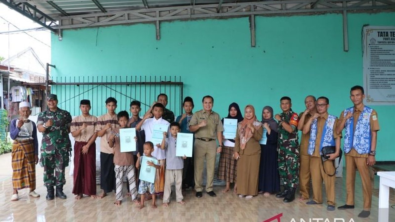 TNI bersama warga dan pemerintah Kabupaten Bekasi memberikan 36 anak panti asuhan di Mangunjaya, Tambun Selatan, akses terhadap hak legal kependudukan berupa akte kelahiran, membuka jalan bagi pendidikan dan layanan publik.