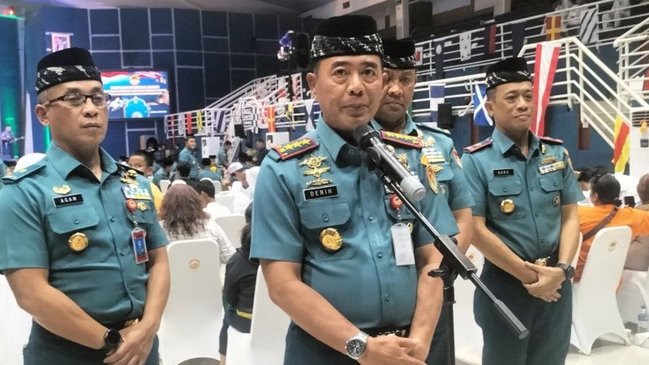 Koarmada RI menggelar buka puasa bersama dan membagikan 1.100 paket sembako serta alat tulis kepada warga kurang mampu dan anak yatim di Jakarta Utara selama bulan Ramadhan.