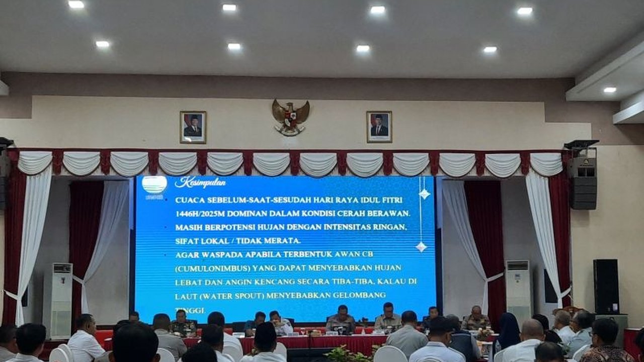 BMKG memprakirakan cuaca Kepulauan Riau saat Lebaran 2025 cerah berawan, namun berpotensi hujan lokal dan angin puting beliung; masyarakat diimbau waspada.