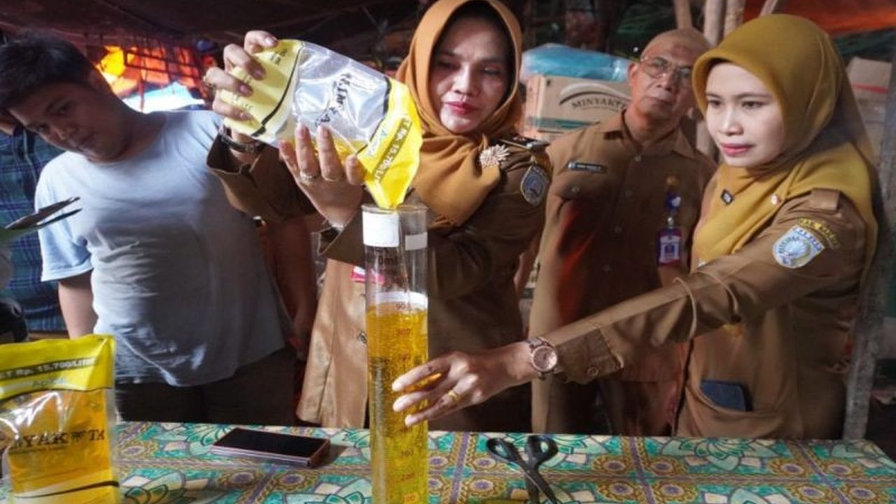Dinas Koperasi Kabupaten Banjar, Kalimantan Selatan, menemukan beberapa kemasan Minyakita di bawah standar volume setelah melakukan uji takar di sejumlah pasar.