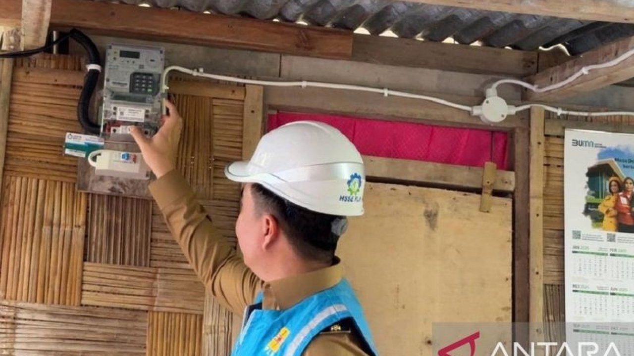 PLN UP3 Tahuna menyalakan listrik gratis bagi 12 keluarga prasejahtera di wilayah 3T Kabupaten Kepulauan Sangihe, Sulawesi Utara, sebagai bagian dari program 'Light Up The Dream'.