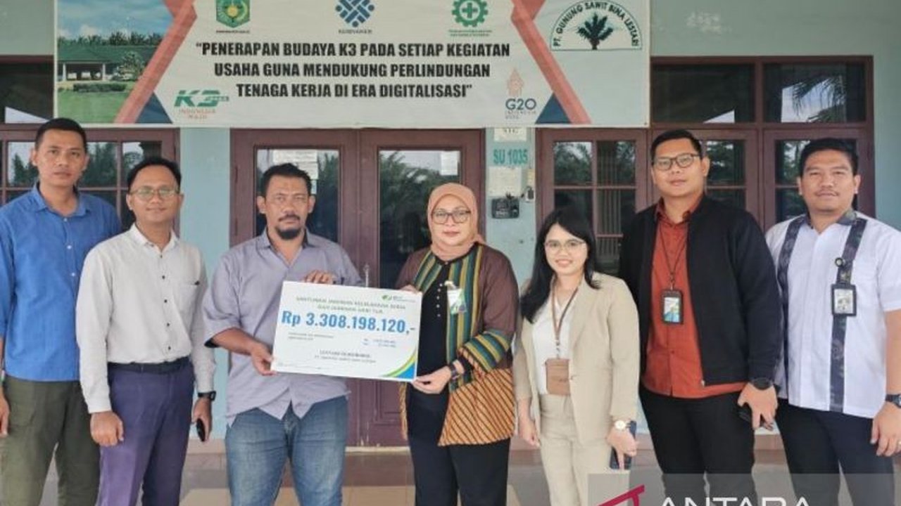 BPJS Ketenagakerjaan Cabang Pangkalpinang menyalurkan santunan sebesar Rp3,3 miliar kepada ahli waris pekerja PT GSBL yang meninggal dunia akibat kecelakaan kerja, sebagai bentuk perlindungan dan jaminan bagi pekerja.