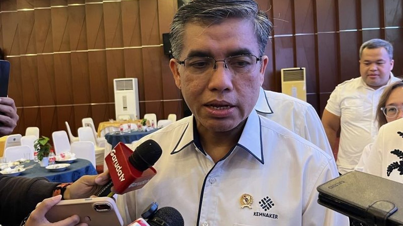 Menaker Yassierli menekankan pentingnya peningkatan skill pekerja Indonesia untuk menghadapi gejolak ekonomi global, seperti anjloknya IHSG dan perang dagang AS, serta mendorong kolaborasi untuk mencapai visi Indonesia Emas.