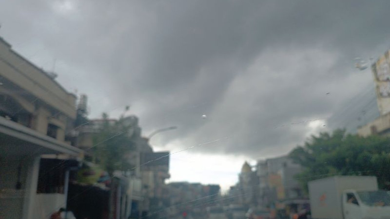 BMKG mengimbau 13 kabupaten dan kota di Sulawesi Utara untuk mewaspadai cuaca ekstrem hingga 23 Maret 2025, berpotensi menyebabkan banjir dan longsor.