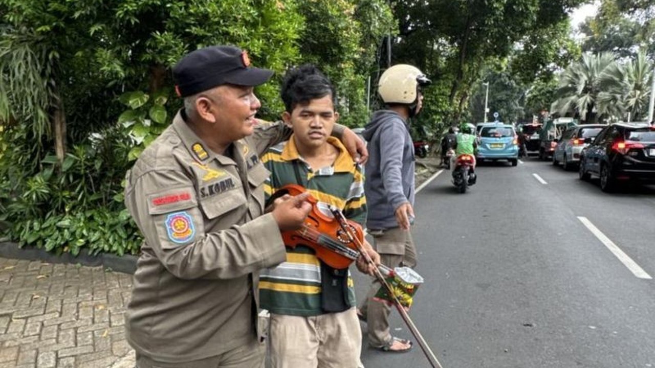 Selama Ramadhan 1446 H, Satpol PP Jakarta Selatan mengamankan 12 Pemerlu Pelayanan Kesejahteraan Sosial (PPKS) di Kebayoran Lama yang terdiri dari gelandangan dan pengamen, dengan rencana pembinaan dan pelatihan kerja.