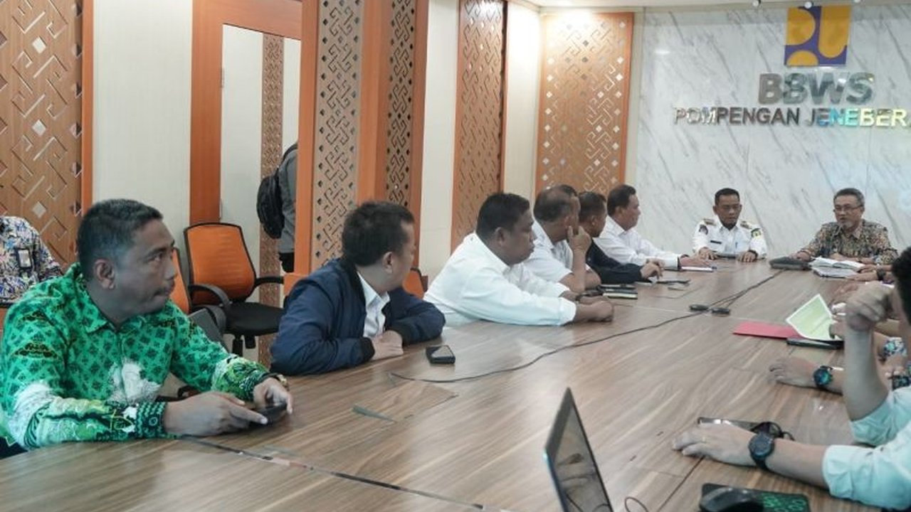 Bupati Luwu bertemu Kepala BBWS Pomjen di Makassar untuk membahas kondisi Bendungan Suplesi Radda yang terdampak banjir dan longsor, mengancam 1000 ha areal irigasi.