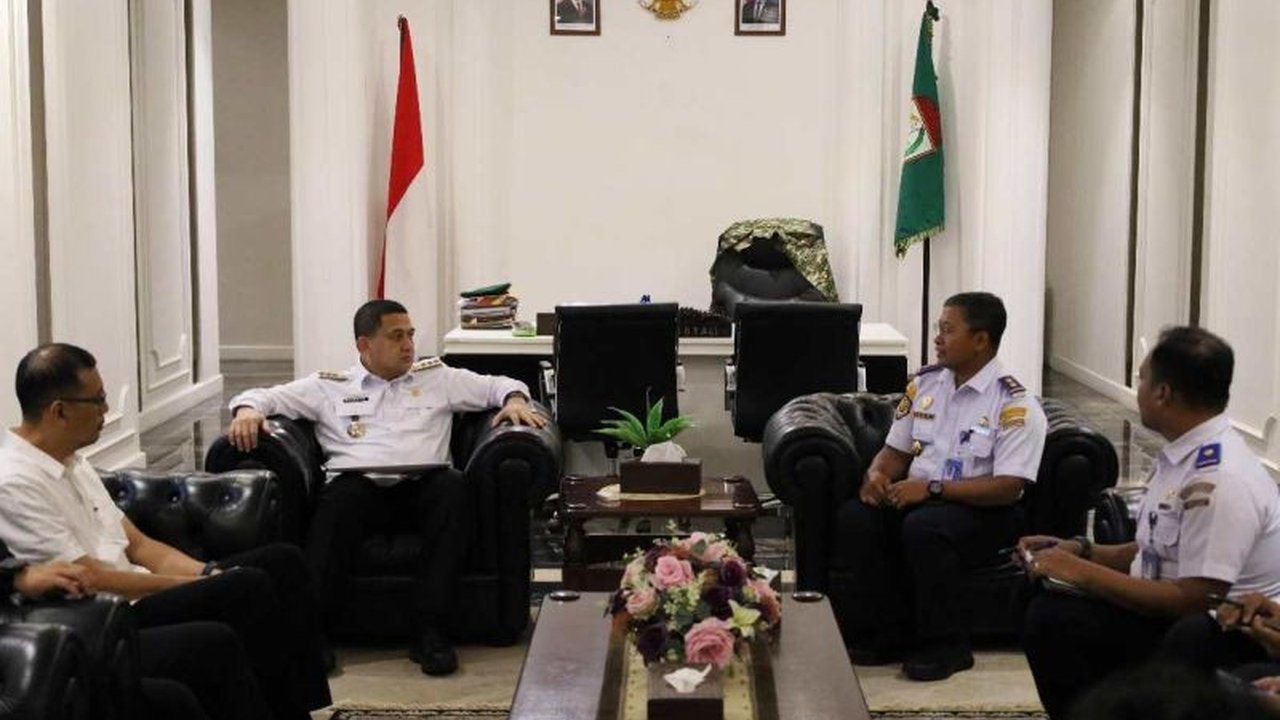 Wali Kota Makassar, Munafri Arifuddin, bertemu Direktur PIP Makassar, Rudy Susanto, untuk membahas pemanfaatan lahan Untia, termasuk rencana pembangunan stadion, demi pembangunan kota yang berkelanjutan.