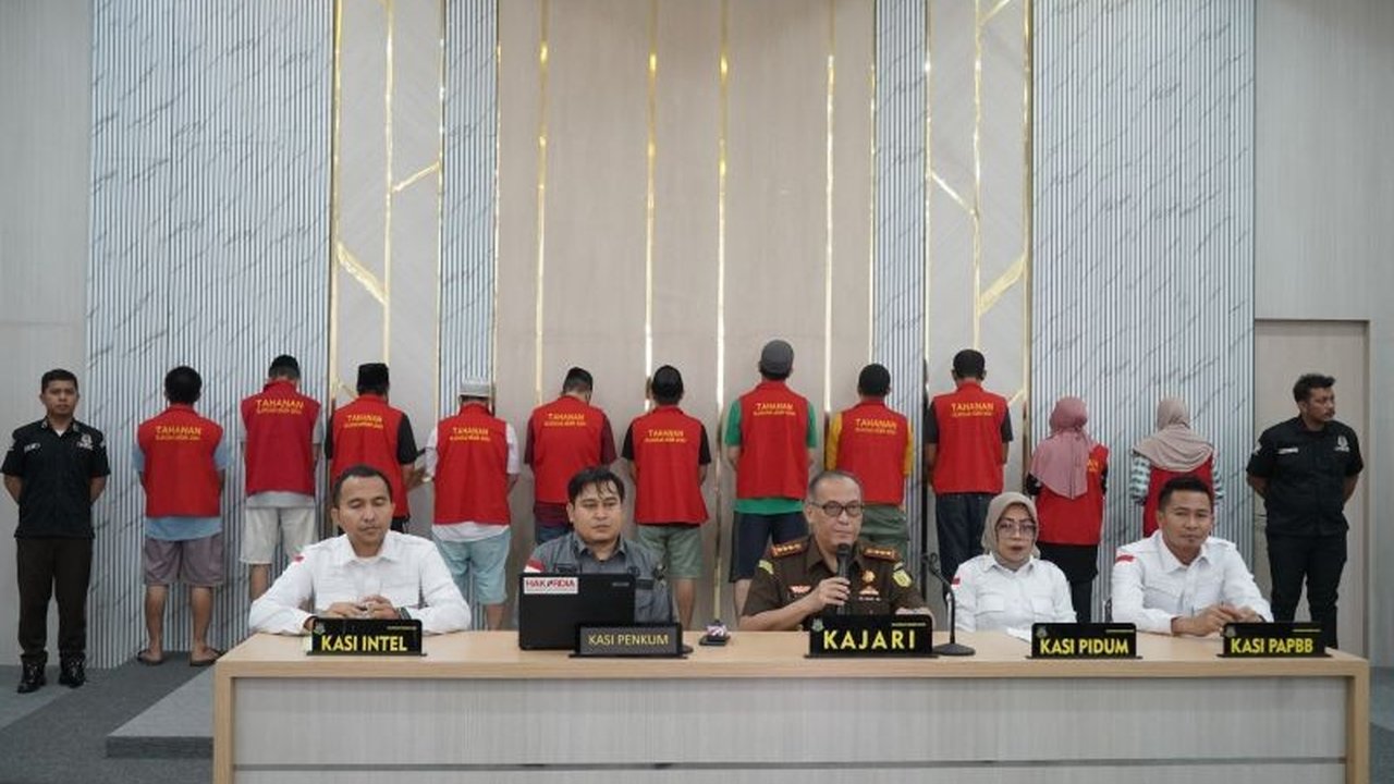 Sebelas tersangka kasus uang palsu (Upal) ditahan di Rutan Makassar, dengan ancaman hukuman 15 tahun penjara dan denda Rp50 miliar, setelah berkas perkara dinyatakan lengkap.