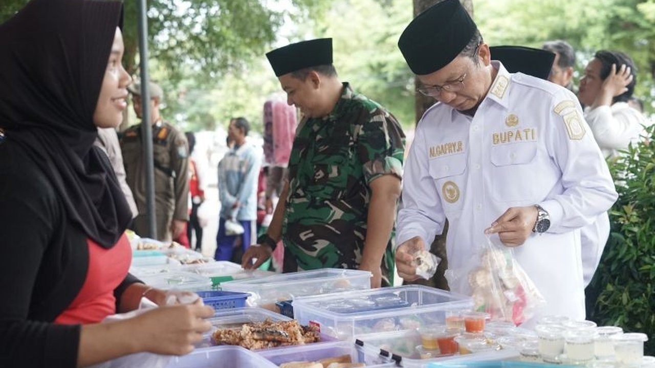Bupati Bangka Tengah, Algafry Rahman, gerakkan 400 ASN belanja takjil secara serentak untuk meningkatkan perekonomian UMKM lokal selama Ramadan.