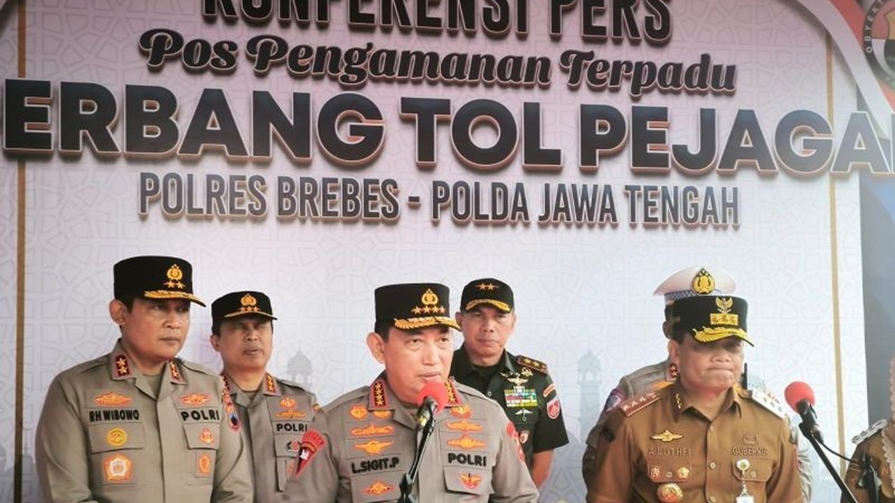 Kapolri Jenderal Listyo Sigit Prabowo meninjau kesiapan Operasi Ketupat 2025 di Brebes, Jawa Tengah, guna memastikan kelancaran dan keamanan arus mudik Lebaran di tengah potensi lonjakan pemudik.