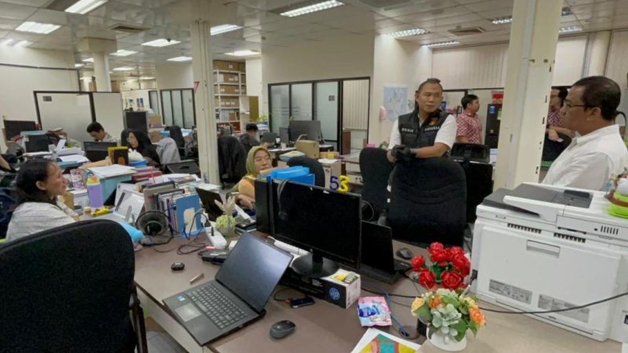 Polda Kepri menggeledah kantor BP Batam dan dua rumah pejabat terkait dugaan korupsi proyek revitalisasi dermaga Pelabuhan Batu Ampar tahun 2021, dengan 75 saksi telah diperiksa dan SPDP telah dikirim ke Kejati Kepri.