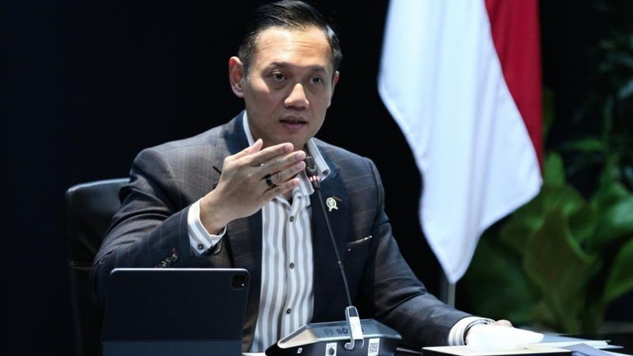 Menko Marves AHY ungkap pembangunan Giant Sea Wall sebagai solusi holistik mitigasi banjir rob di Jakarta dan Pantura Jawa, mengatasi penurunan tanah dan abrasi.