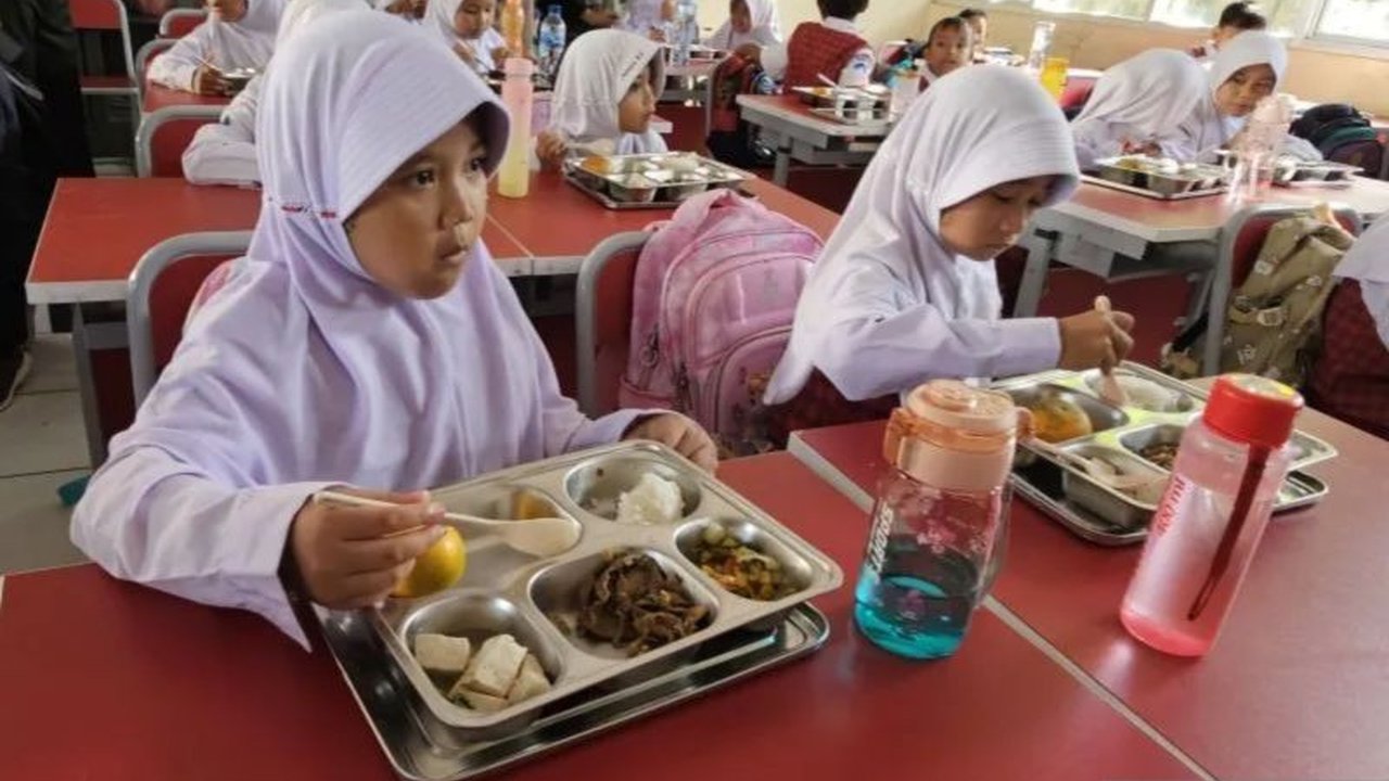 Guru Besar Fakultas Farmasi UGM Prof. Zullies Ikawati mendorong BPOM untuk rutin mengawasi distribusi Program Makan Bergizi Gratis (MBG) guna mencegah keracunan makanan pada siswa.