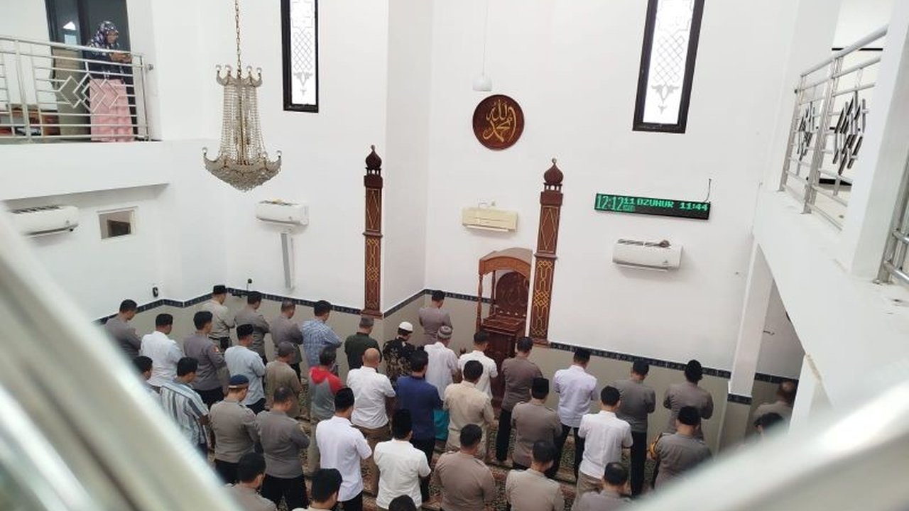 Polres Ponorogo menggelar shalat ghaib untuk tiga polisi yang gugur saat bertugas di Lampung, sebagai bentuk penghormatan dan doa bagi para almarhum.