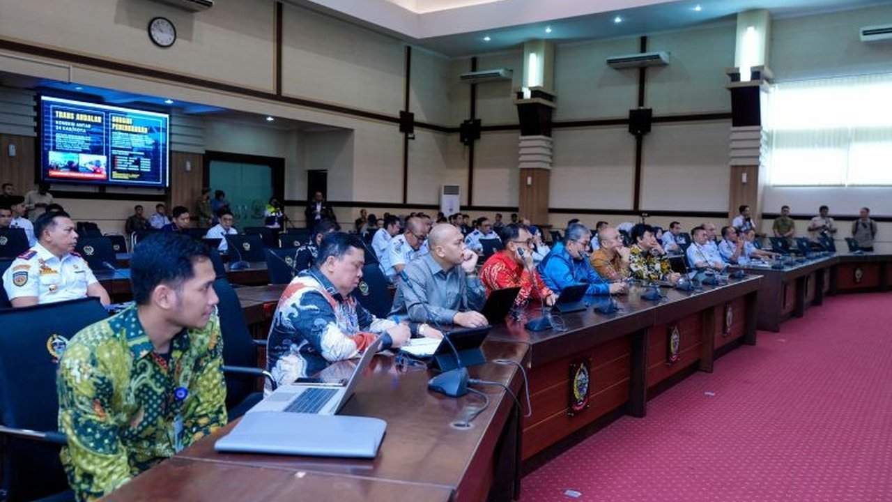 Menhub Dudy Purwagandhi dan Gubernur Sulsel Andi Sudirman Sulaiman bahu-membahu siapkan strategi kelancaran transportasi Lebaran 2025, fokus pada angkutan laut dan udara.