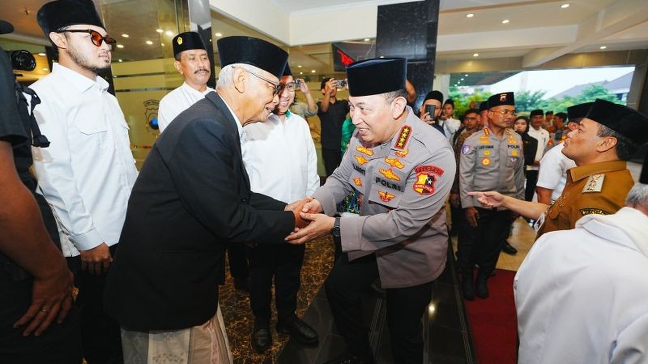 Kapolri Jenderal Listyo Sigit Prabowo mempererat silaturahmi dengan tokoh ulama Jawa Tengah dalam Safari Ramadhan, sekaligus memberikan santunan kepada anak yatim.