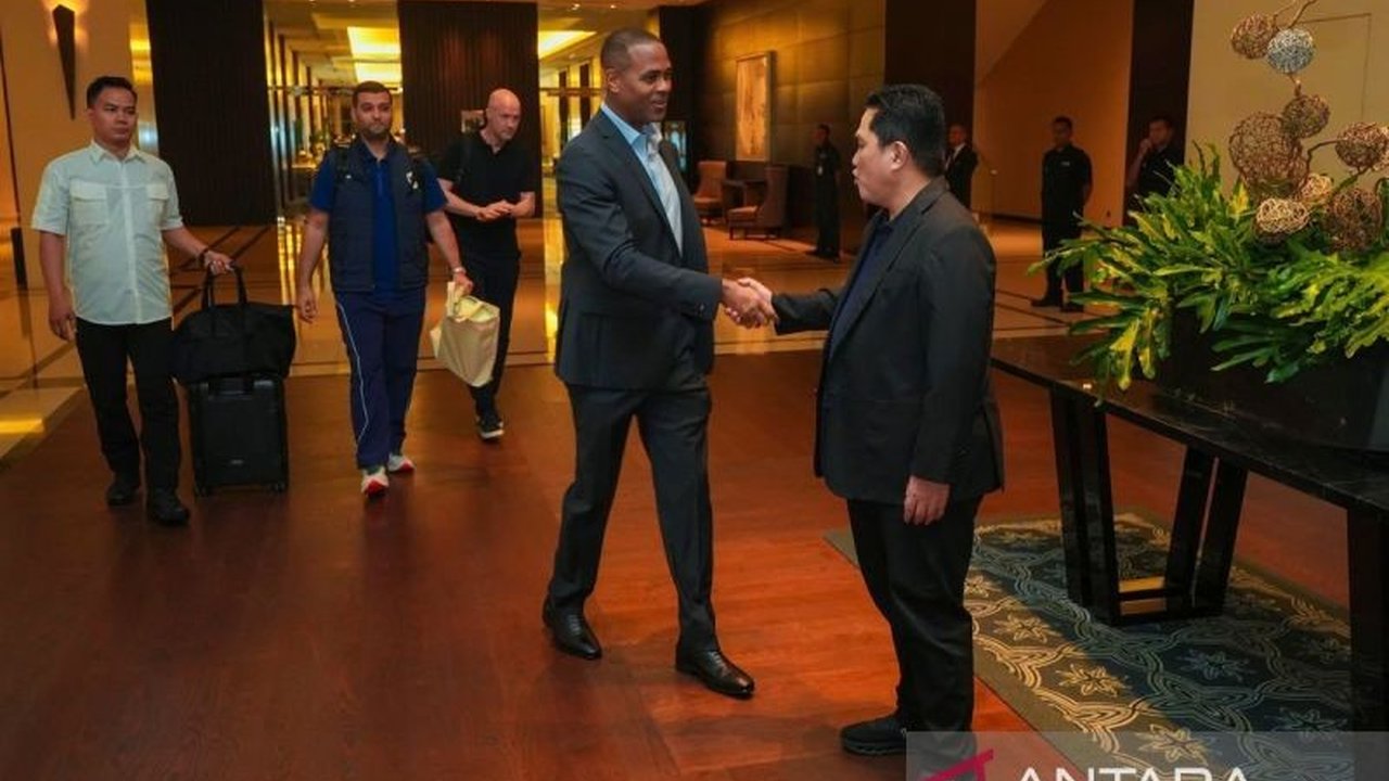 Pelatih Timnas Indonesia, Patrick Kluivert, mengindikasikan adanya perubahan strategi dan kemungkinan pergantian pemain dalam menghadapi Australia di Kualifikasi Piala Dunia 2026, meskipun perubahan tersebut tidak akan terlalu besar.