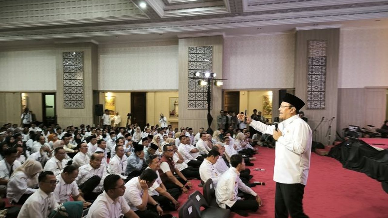 Menteri Sosial berencana membatasi penerima bantuan sosial (bansos) maksimal lima tahun melalui Permensos baru, dengan pengecualian bagi lansia dan disabilitas.