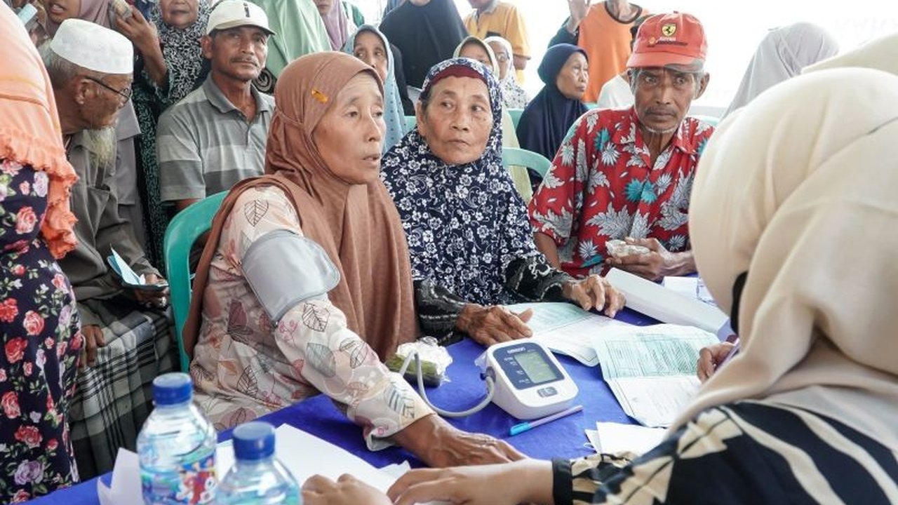 Dinas Kesehatan Lamongan mencatat 35.772 warga telah terlayani program Cek Kesehatan Gratis (CKG) hingga 18 Maret 2025, melampaui setengah dari total sasaran.