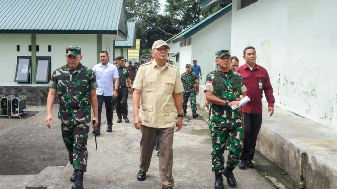 Menteri Pertahanan RI dan Pangdam XIII/Merdeka meninjau lokasi pembangunan sekolah unggulan Secata di Bitung dan Sekolah Unggulan Garuda Nusantara di Langowan, Sulawesi Utara, guna meningkatkan kualitas pendidikan bagi prajurit TNI dan generasi muda.