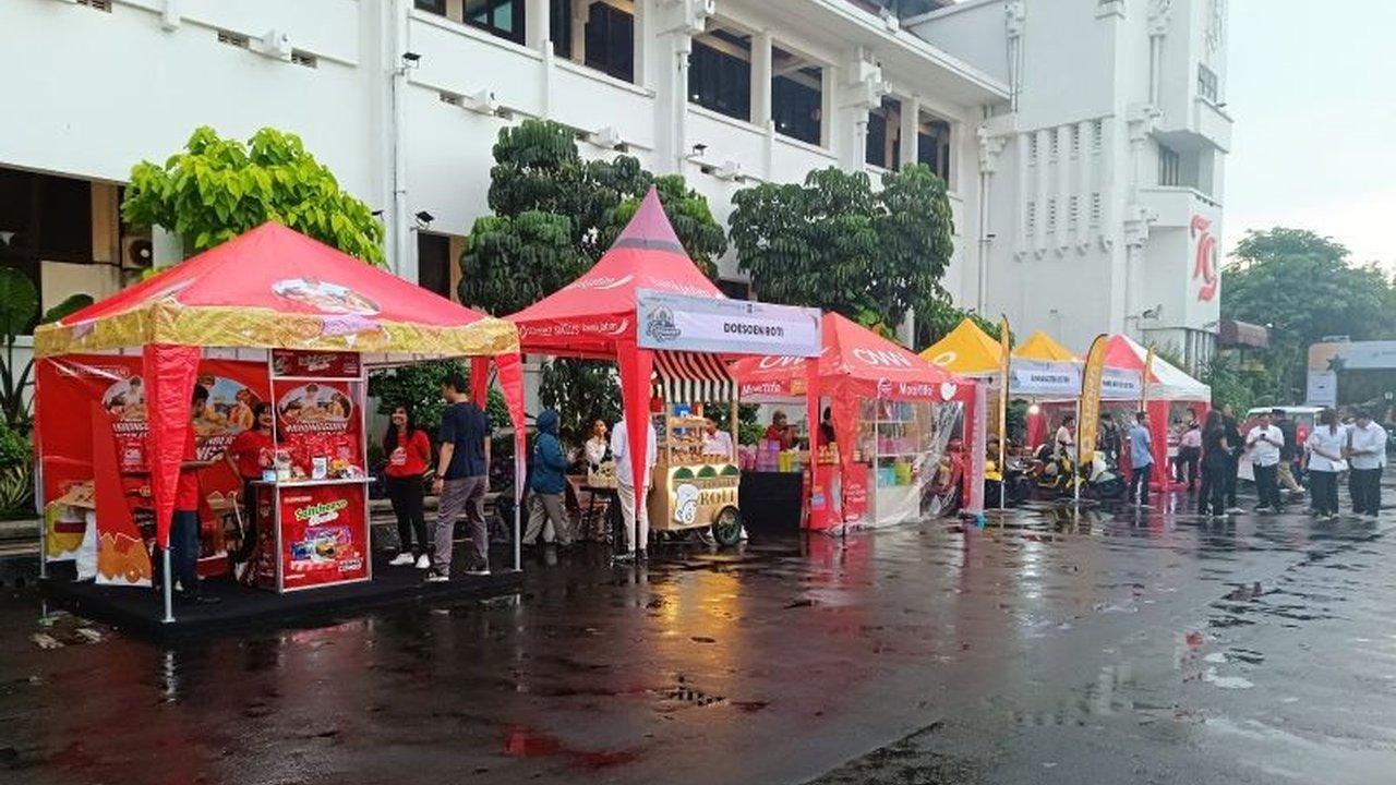 Sebanyak 102 UMKM Kota Surabaya berpartisipasi dalam Ramadhan Vaganza di Balai Kota Surabaya, yang digelar untuk menggerakkan perekonomian lokal dan memberikan dampak jangka panjang bagi pertumbuhan ekonomi UMKM.