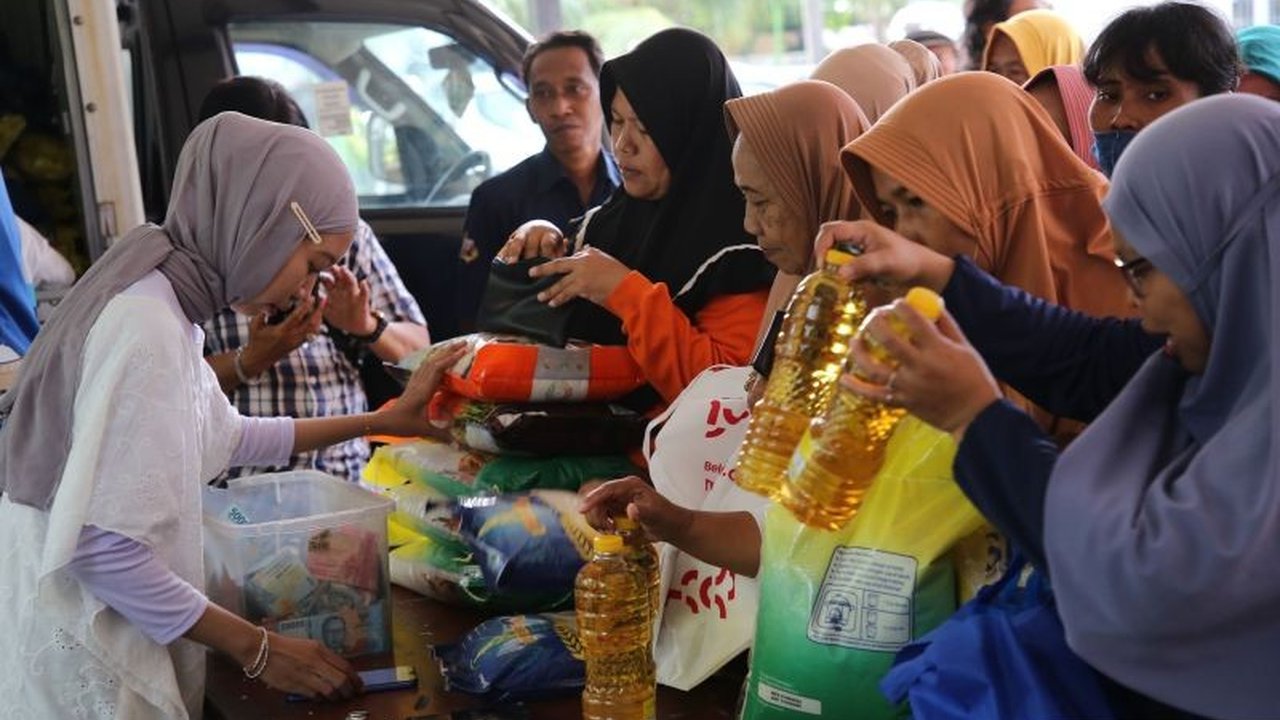 Pemerintah Kota Surabaya menggelar Gerakan Pangan Murah (GPM) untuk menjaga stabilitas harga dan ketersediaan bahan pokok menjelang Idul Fitri 1444 H.