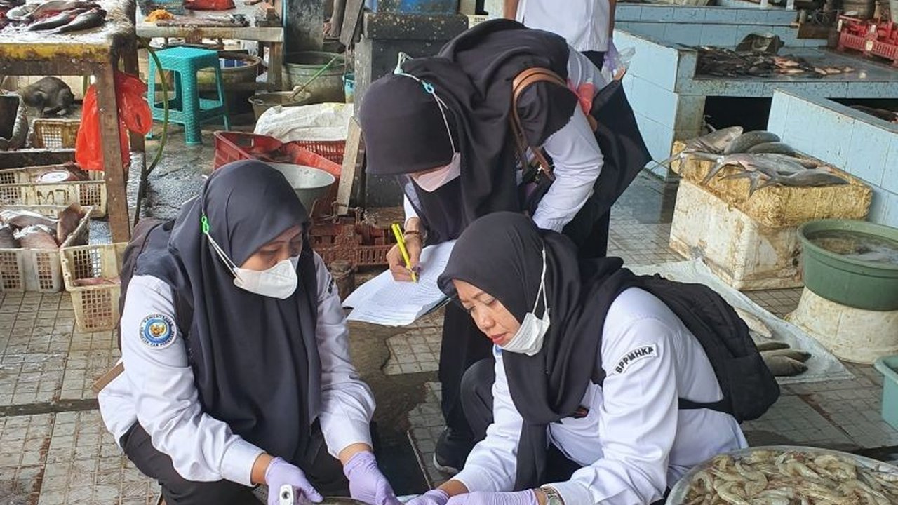 BPPMHKP Surabaya I bersama Dinas Perikanan Sidoarjo pantau ketat pasokan dan kualitas ikan di pasar tradisional dan modern Sidoarjo menjelang Lebaran untuk memastikan keamanan pangan masyarakat.