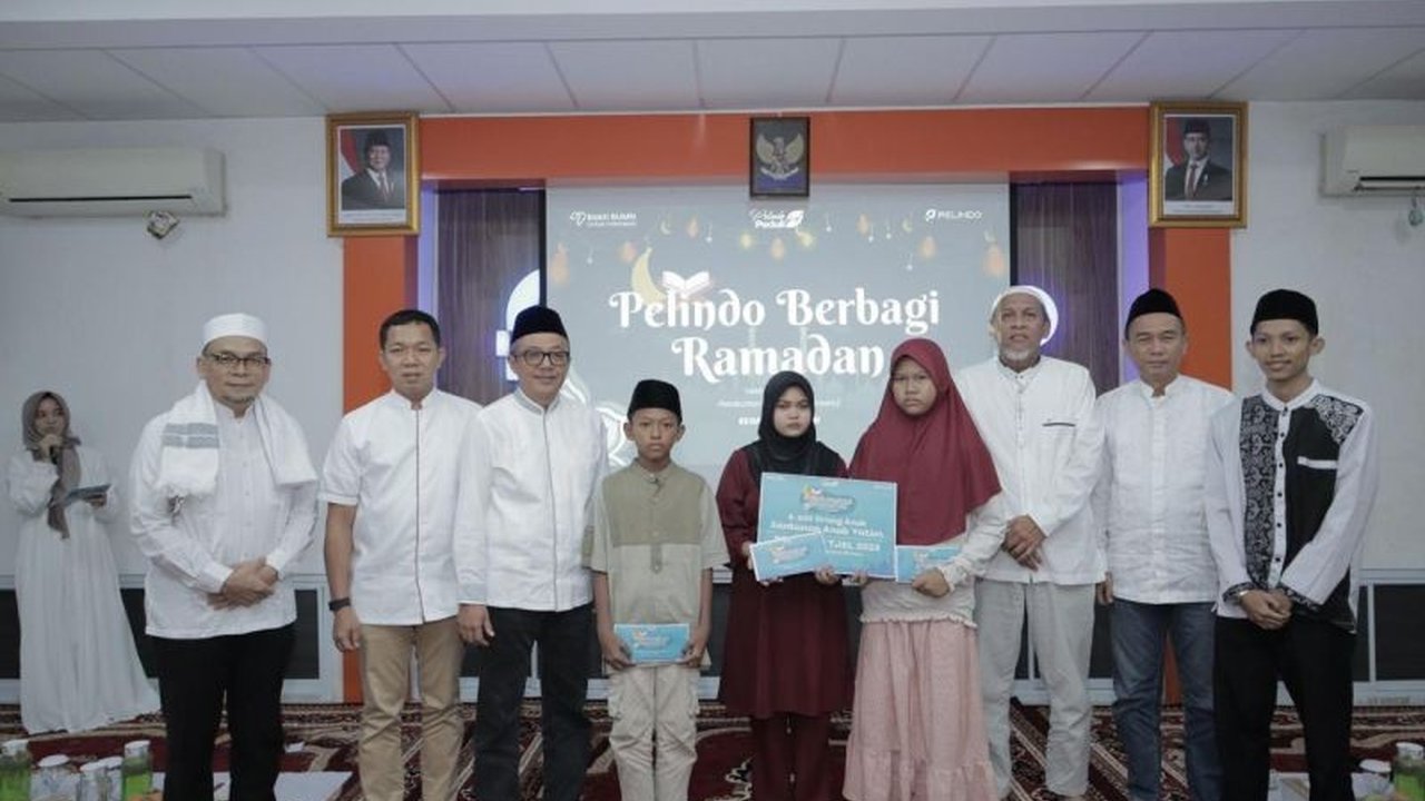 PT Pelindo Regional 2 Jambi menyalurkan bantuan sosial berupa 870 paket sembako, santunan 75 anak yatim, dan 600 paket takjil selama Ramadhan untuk meringankan beban masyarakat sekitar.