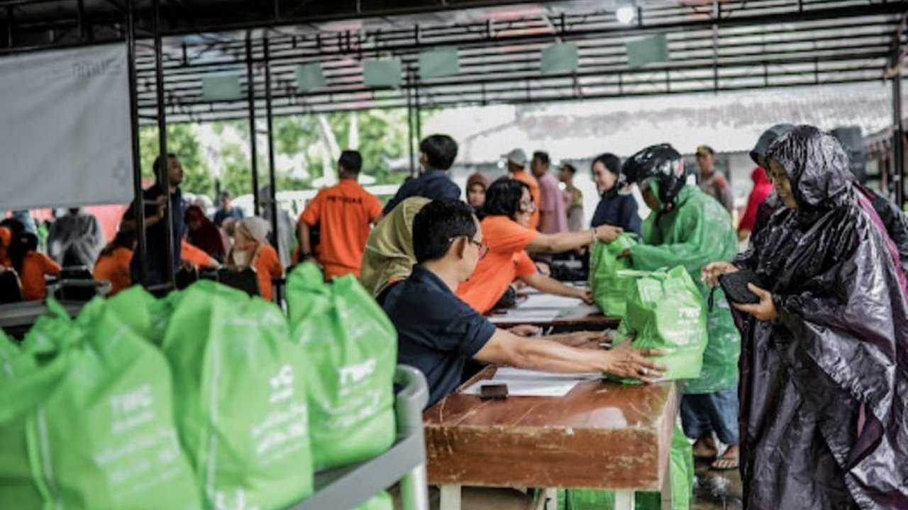 PT Taman Wisata Candi (TWC) menunjukkan kepedulian sosial dengan membagikan 1.200 paket sembako kepada warga kurang mampu di sekitar Candi Borobudur, Magelang, guna membantu memenuhi kebutuhan pokok menjelang Idul Fitri.