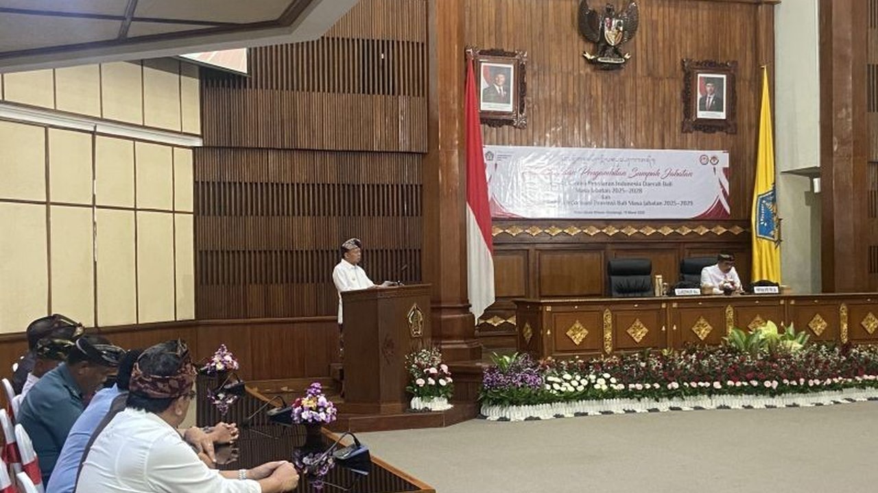 Gubernur Bali, Wayan Koster, akan menindak tegas wisatawan yang tidak tertib dan melanggar aturan di Bali mulai pekan depan dengan sanksi tegas, termasuk deportasi bagi wisatawan asing.