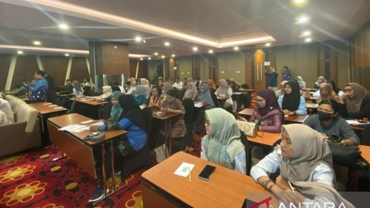 Dinas Pendidikan dan Kebudayaan Kalsel melatih guru SMA/SMK untuk melestarikan Mamanda, teater tradisional Banjar yang kaya nilai budaya dan edukatif.