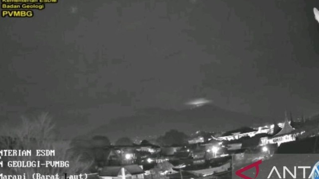 Gunung Marapi di Sumatera Barat kembali erupsi pada Kamis dini hari, melontarkan abu vulkanik setinggi 1 kilometer dan meningkatkan kewaspadaan masyarakat sekitar.