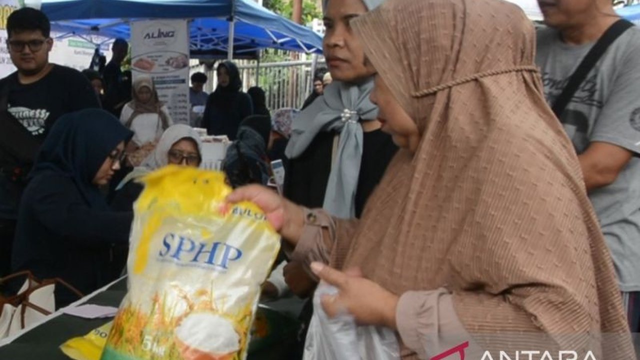 Pemerintah Kota Sukabumi menggelar Gerakan Pangan Murah (GPM) di dua kelurahan untuk membantu warga memenuhi kebutuhan pokok dengan harga terjangkau menjelang Idul Fitri 1446 H dan kendalikan inflasi.