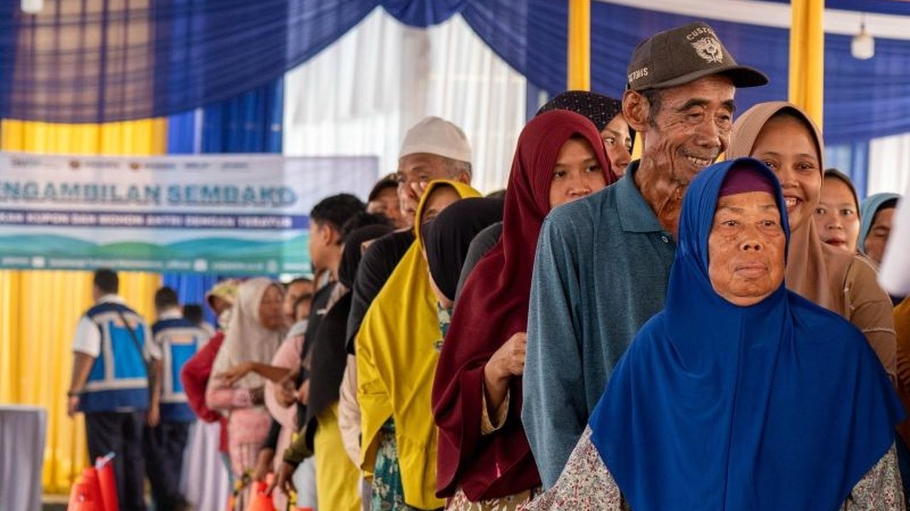 PT Jasamarga Tollroad Maintenance menggelar bazar murah di Karawang, Jawa Barat, membagikan 2.100 paket sembako untuk membantu meningkatkan kesejahteraan masyarakat sekitar.