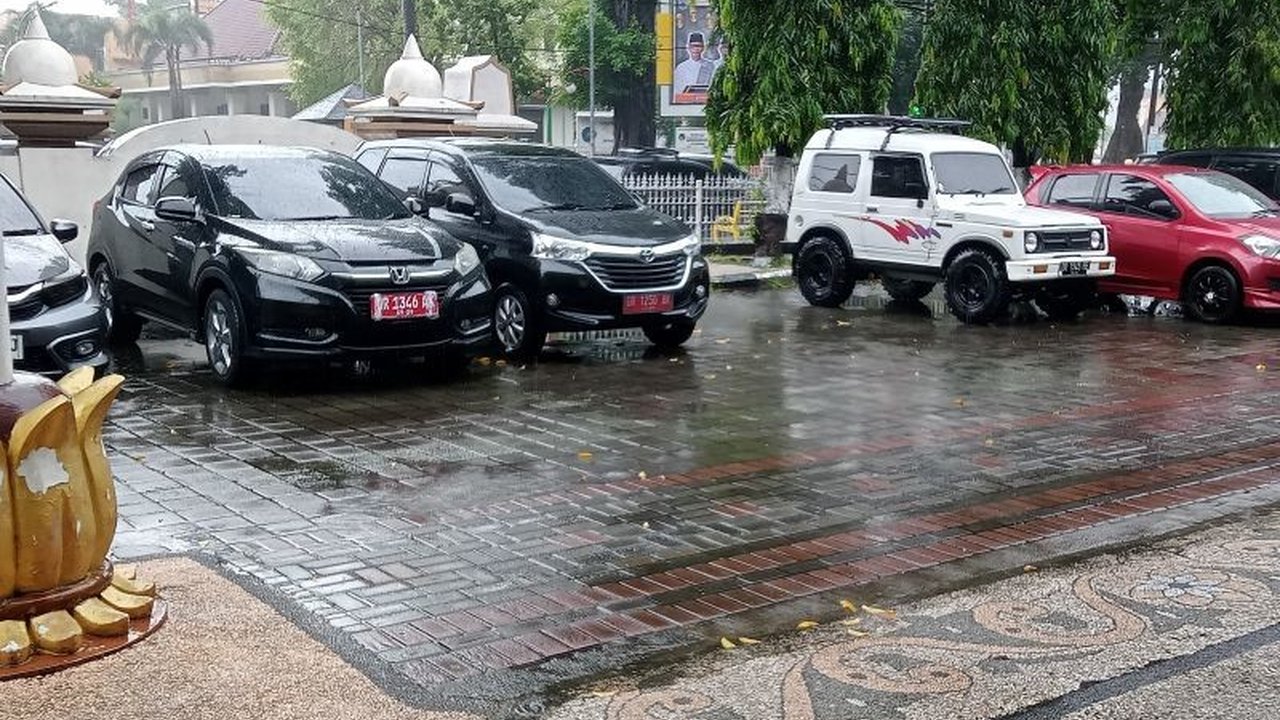 Pemerintah Kota Mataram mengizinkan ASN menggunakan kendaraan dinas untuk mudik Lebaran 2025, tetapi dengan syarat pelat nomor kendaraan tidak boleh diganti; pelanggaran akan berujung pada penarikan kendaraan.