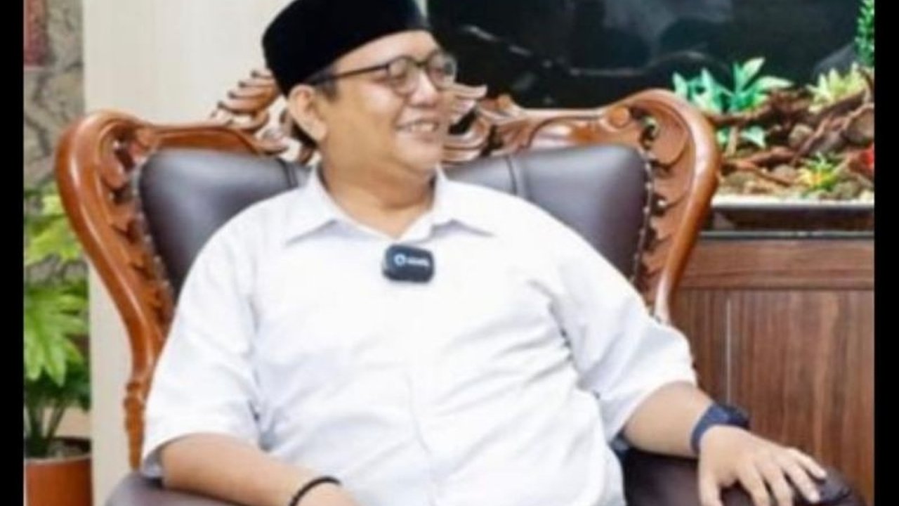 Bupati Jember, Muhammad Fawait, menolak mobil dinas mewah dan mengalokasikan anggarannya senilai Rp10 miliar untuk program sosial seperti pemberdayaan disabilitas dan bedah rumah warga miskin.