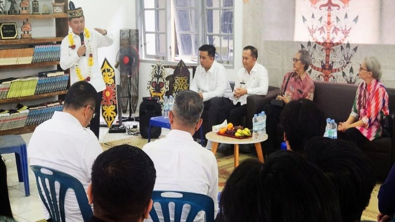 Gubernur Kalimantan Tengah, Agustiar Sabran, mengunjungi mahasiswa Kalteng di Yogyakarta, memberikan bantuan pendidikan Rp200 juta dan motivasi untuk meraih cita-cita.