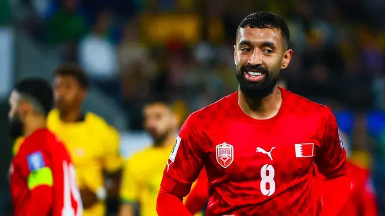 Mohamed Marhoon dari Bahrain tersenyum saat pertandingan sepak bola kualifikasi Piala Dunia 2026 antara Australia dan Bahrain di Stadion Super Cbus di Gold Coast pada 5 September 2024. (Patri