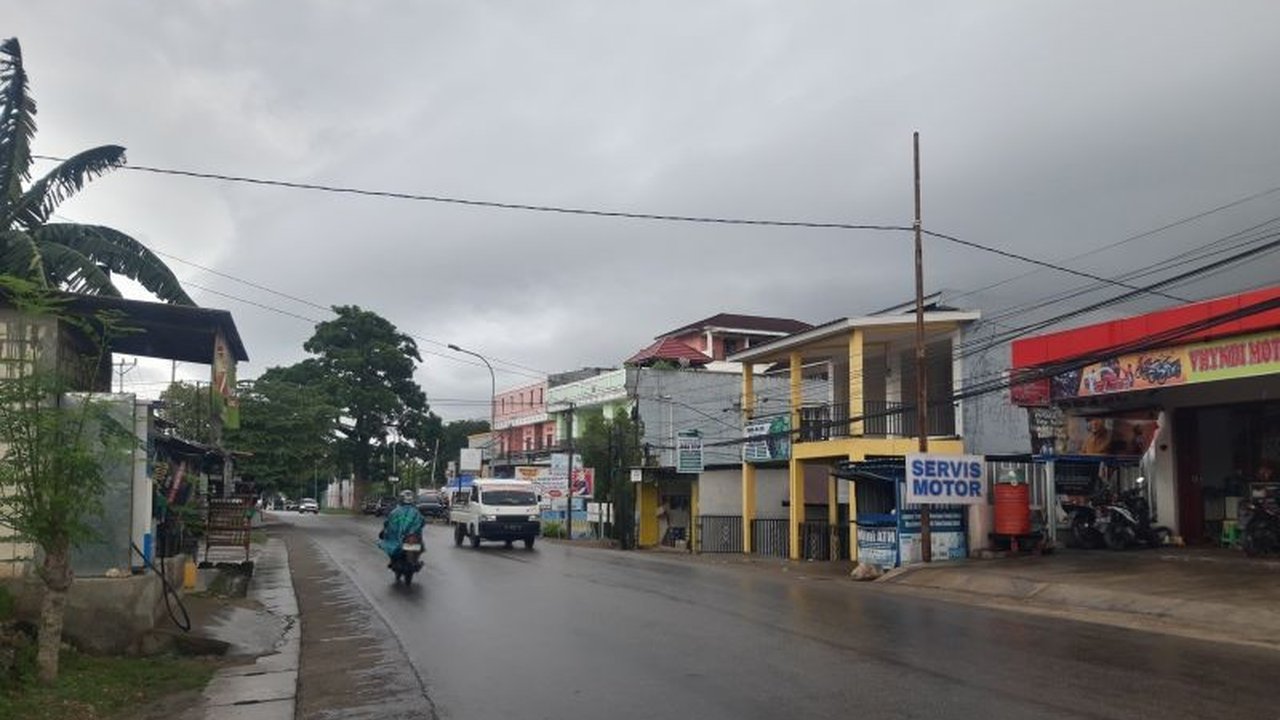 BMKG memperingatkan potensi hujan deras dan angin kencang di Nusa Tenggara Timur pada 20-21 Maret 2025, imbau masyarakat waspada bencana hidrometeorologi.